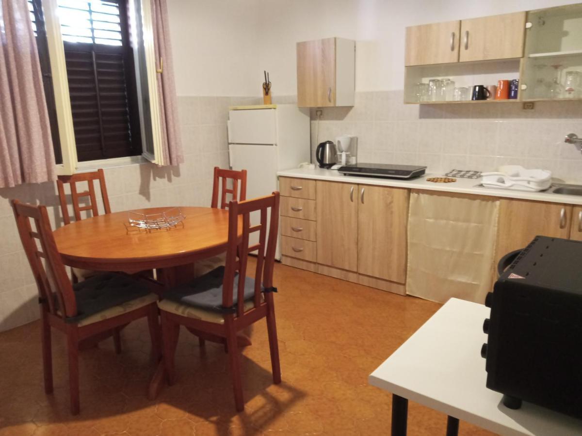 Apartman Sole Lägenhet Karigador Exteriör bild